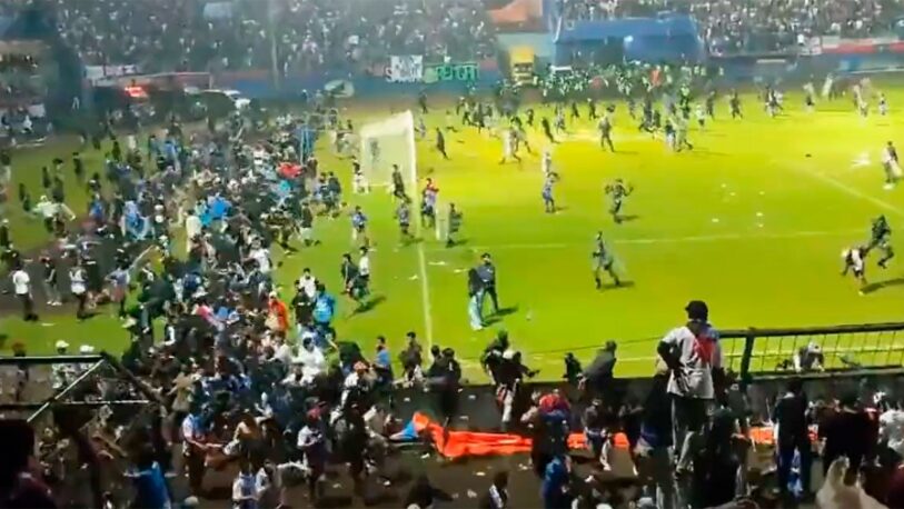 Masacre en el fútbol de Indonesia: al menos 125 muertos y 300 heridos en una estampida