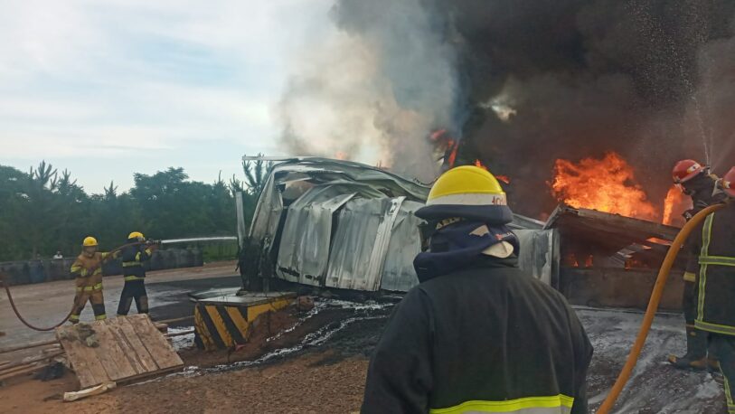 Incendio de una fábrica: Los daños son totales y el depósito tendría unos 40.000 kgs de material inflamable