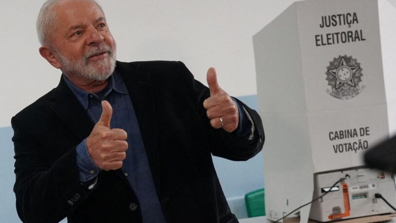 Lula aventaja a Bolsonaro por poco más de un punto