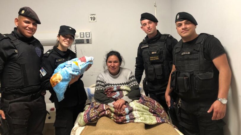 Policías “parteros” asistieron a una mujer que dio a luz a un niño
