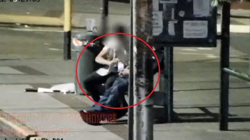 Lo filmaron robando el celular de un hombre que se quedó dormido en una parada