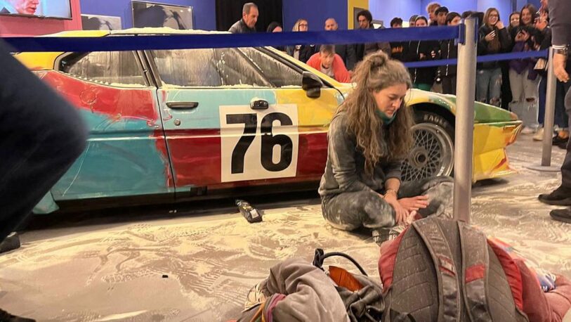 Ecologistas arrojaron harina sobre un auto pintado por Andy Warhol