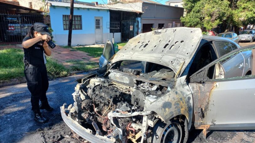 Se incendió un auto en Acevedo y Santa Catalina