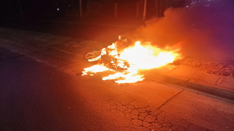 Se incendió una moto en avenida 213
