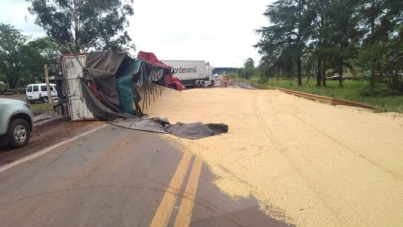 Virasoro: volcó un camión cargado con soja