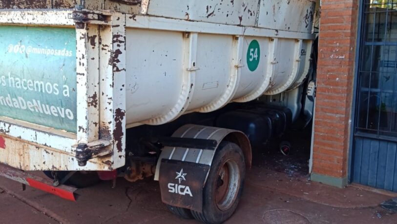 Un camión municipal se incrustó en la Delegación de Itaembé Miní y lesionó a un empleado
