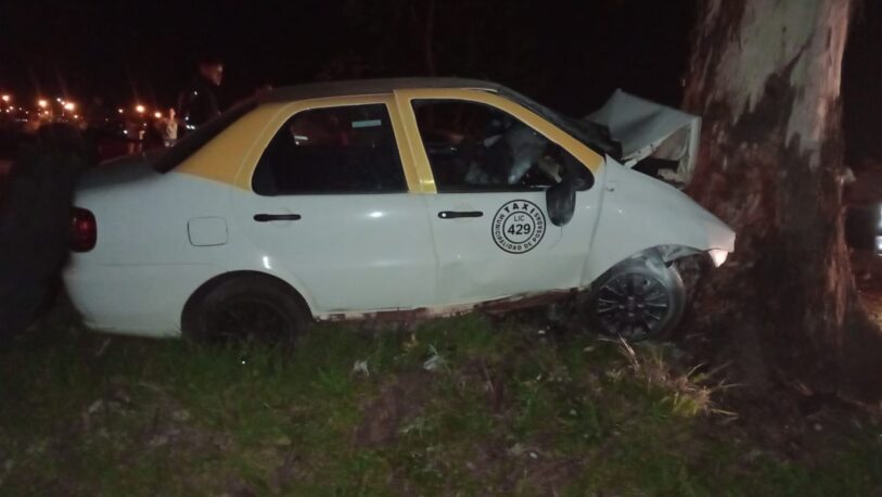 Un taxi chocó contra un árbol en Itaembé Guazú: el conductor estaría grave