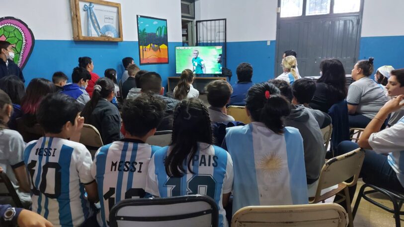 En la Escuela 106, los niños pudieron ver el partido de la selección