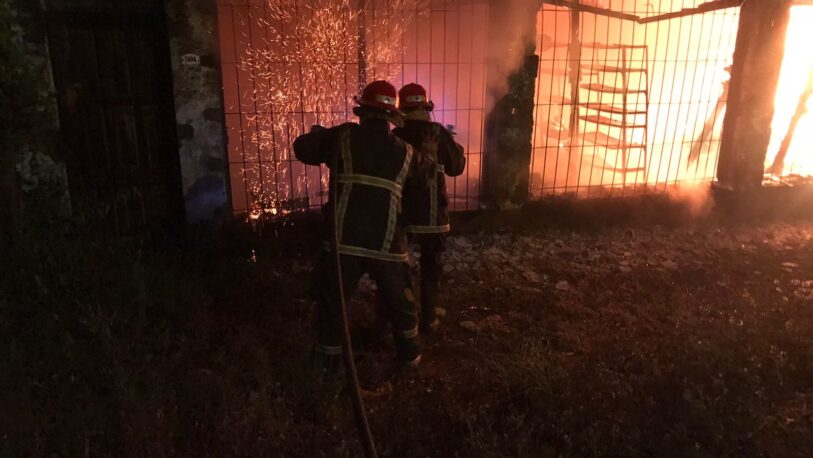 Bomberos apagaron el incendio de un depósito abandonado en Oberá