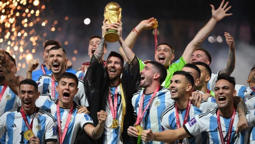 El momento que quería ver toda la Argentina: Lionel Messi levantó la Copa del Mundo y se convirtió en leyenda