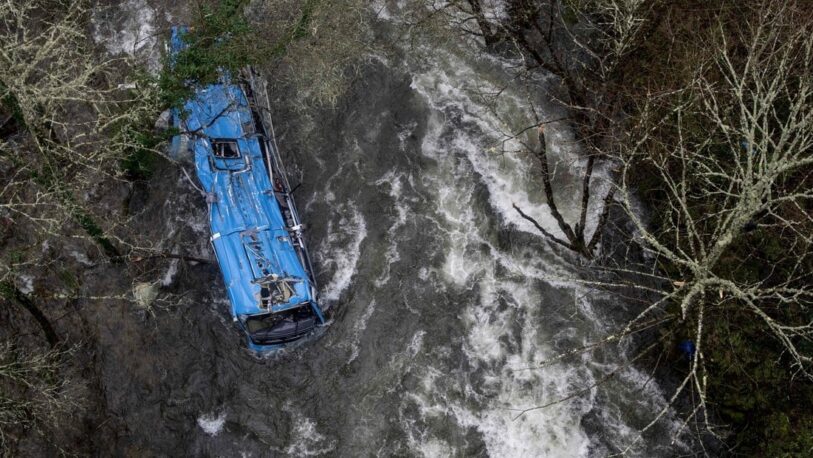 España: al menos seis muertos por la caída de un micro en un río en Galicia