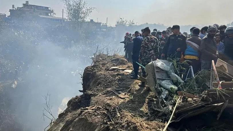 Un avión con 72 personas a bordo se estrelló en Nepal