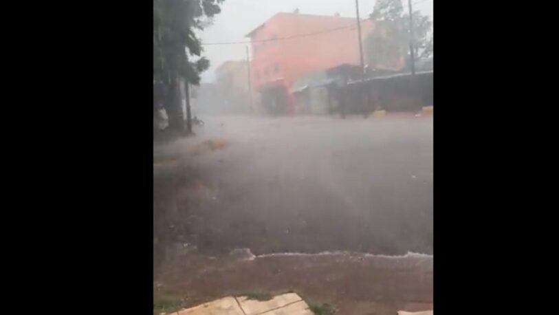 Intensa lluvia desbordó calles de la principal ciudad turística de Misiones