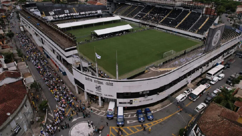 Miles de fanáticos se acercan al estadio del Santos para despedir a Pelé