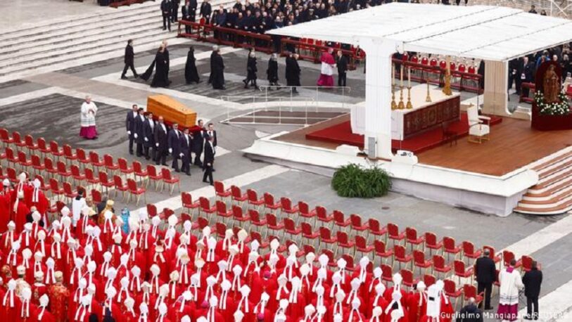 Miles de fieles despidieron a Benedicto XVI en El Vaticano