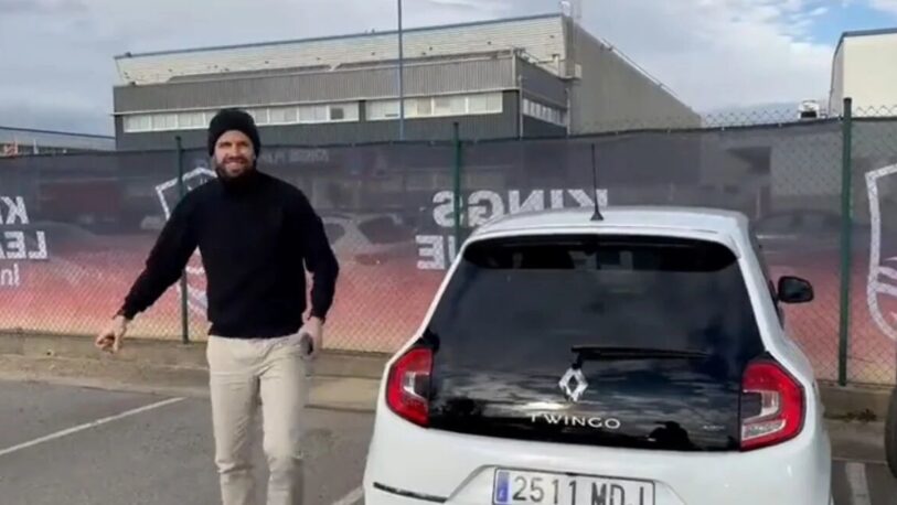 Pique'S Provocative Response To Shakira: He Drives A Twingo And Smiles For The Cameras