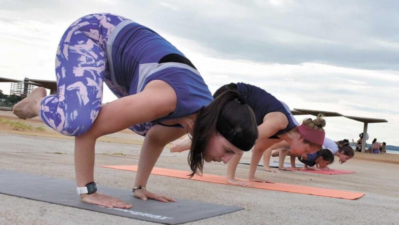 Se realizan prácticas de Yoga gratuitas en los balnearios El Brete y Costa Sur