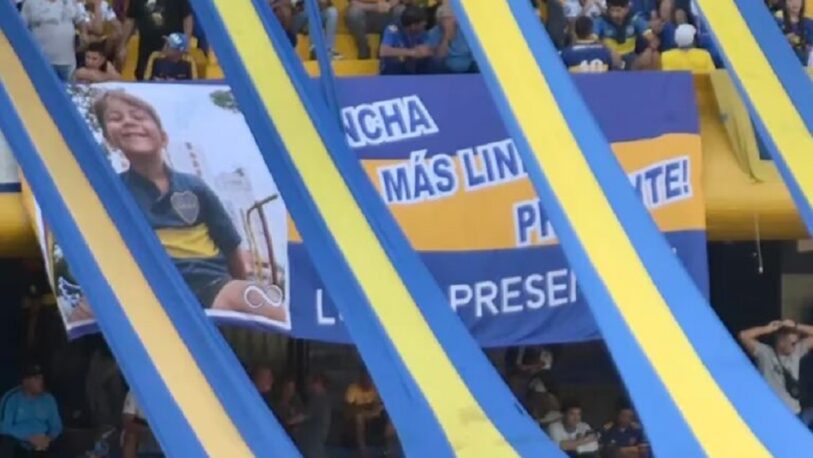 La hinchada de Boca desplegó una bandera con la cara de Lucio Dupuy