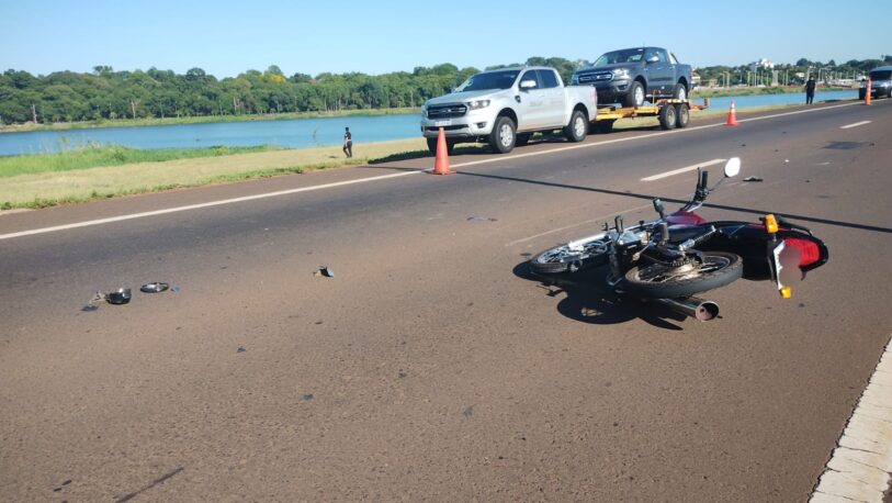 Se soltó la rueda de un tráiler e impactó a un motociclista