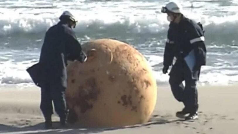 Sorpresa en Japón por la extraña aparición de una bola gigante en la playa