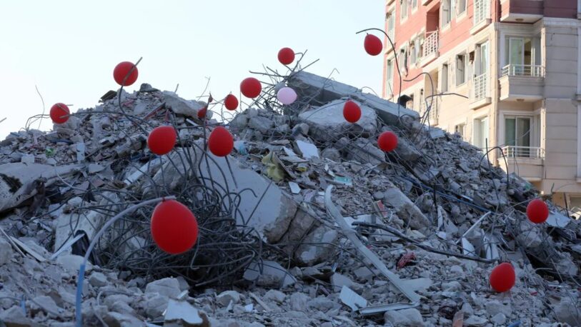 Globos rojos sobre los escombros para recordar a los niños muertos en el terremoto de Turquía