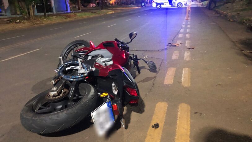 Motociclista esquivó a un perro, derrapó y cayó a la cinta asfáltica