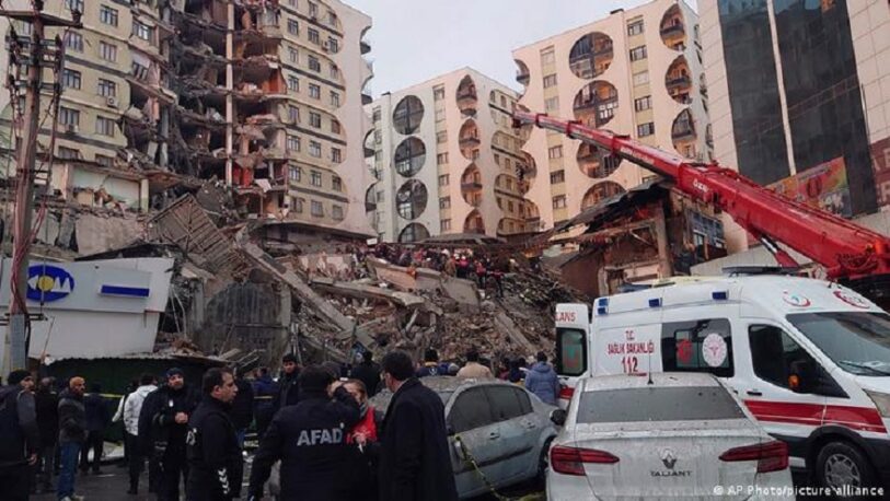 Terremoto en Siria y Turquía: La cifra de muertos sigue en aumento y continúan buscando a sobrevivientes