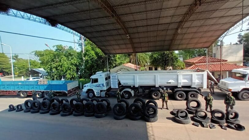 Secuestran camión robado en Buenos Aires cargado con cubiertas de contrabando