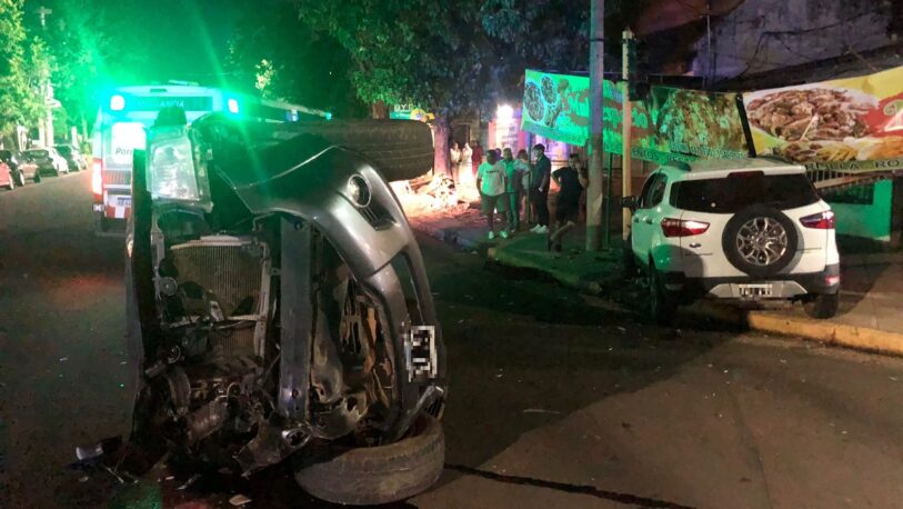 Violento choque: vehículo terminó incrustado en el poste de un local gastronómico