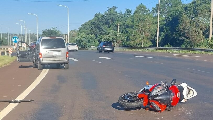 Una moto chocó la parte trasera de un utilitario en el acceso a Garupá