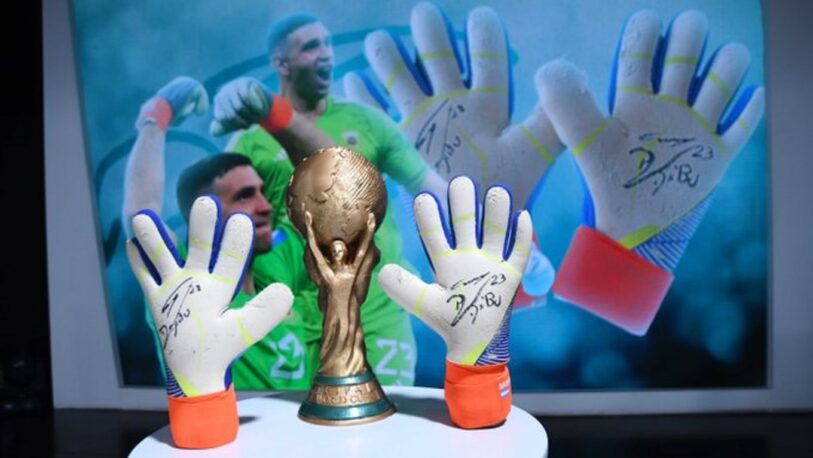 Subastaron los guantes con los que el Dibu Martínez ganó el Mundial