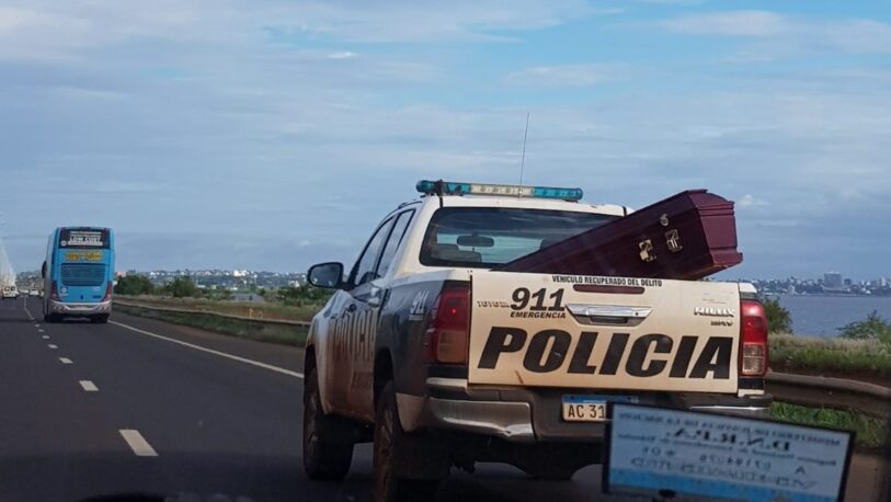 Insólito: filman a un patrullero trasladando un féretro en el sur de Posadas