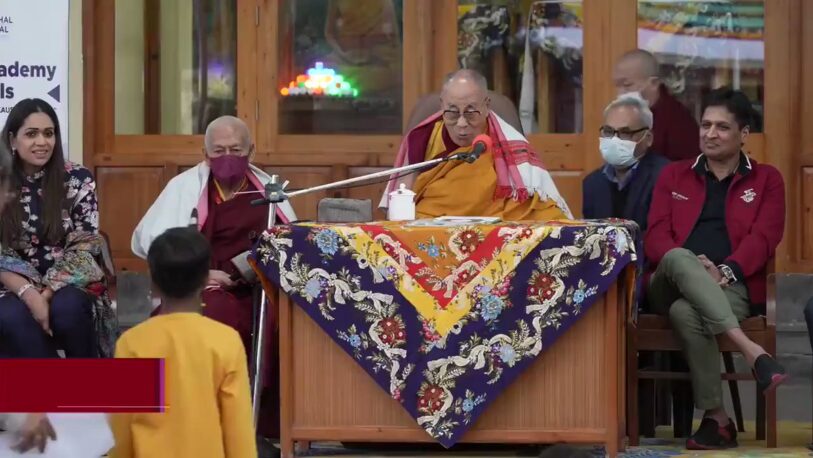 El Dalai Lama besó en la boca a un nene y provocó indignación