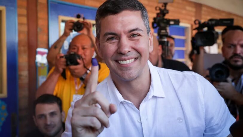 Elecciones en Paraguay: con amplia ventaja, el oficialista Santiago Peña se encamina a ganar la presidencia