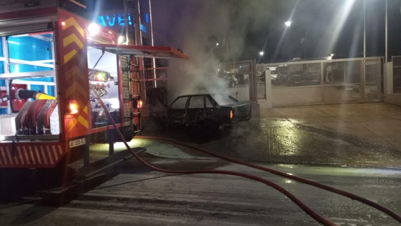 Se incendió un auto en avenida Llamosas