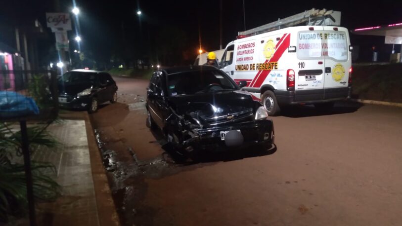 Un hombre herido al chocar su vehículo contra un auto estacionado