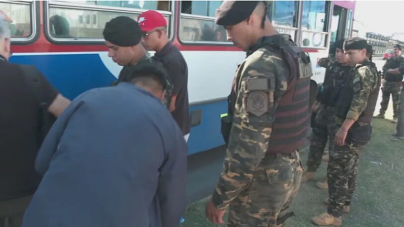 La Policía Bonaerense cacheó a pasajeros de los colectivos