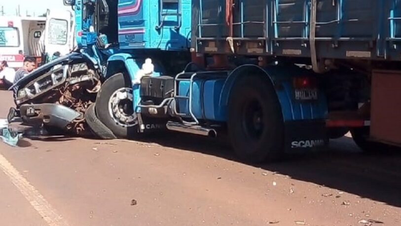 Impactante choque entre un camión y una camioneta dejó un hombre fallecido