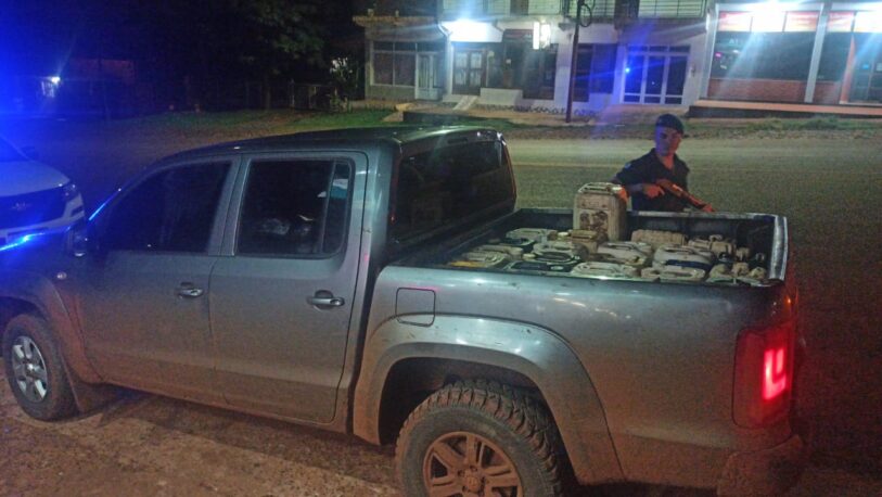 Incautaron una camioneta robada en Buenos Aires cargada con 26 bidones para combustible
