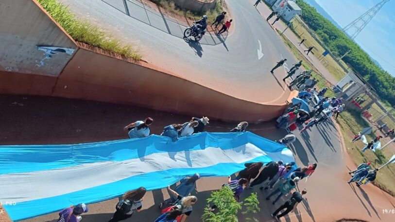 Sin respuestas del Gobierno provincial, docentes protestaron en el puente internacional