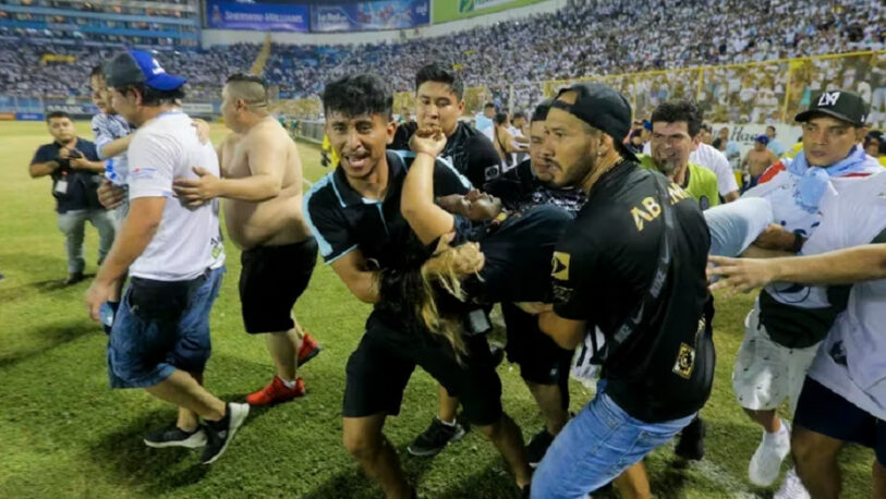 Tragedia en El Salvador: 12 muertos por una estampida en un estadio de fútbol