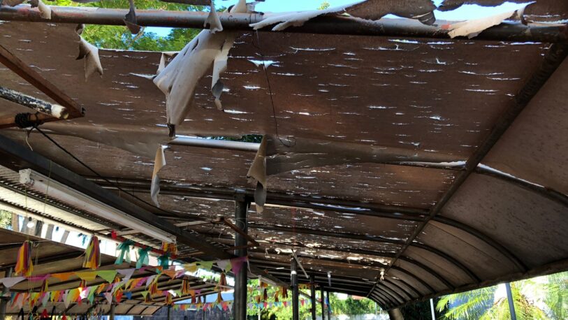 Artesanos del Bosetti en crisis por la falta de techos que están pidiendo desde hace años