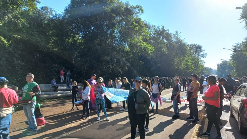 Tensión en Iguazú: docentes trataron de protestar en el cruce de las rutas 12 y 101 y un grupo de taxistas se los impidió