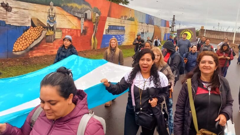 Docentes protestaron en la cabecera del puente Posadas-Encarnación