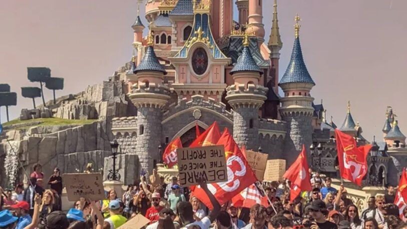 Caos en Disneyland París: trabajadores tomaron el icónico castillo para pedir aumento