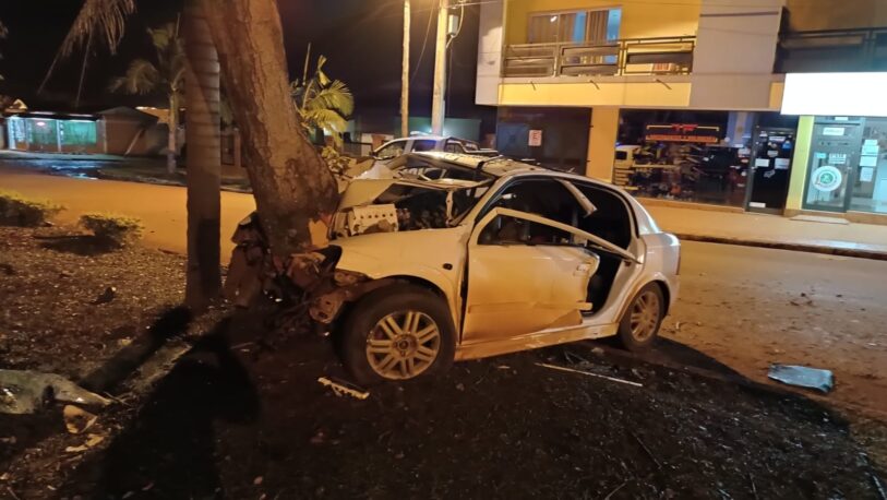Conductor terminó herido tras impactar con su vehículo contra un árbol