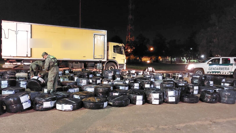Decomisan millonario cargamento de neumáticos ilegales