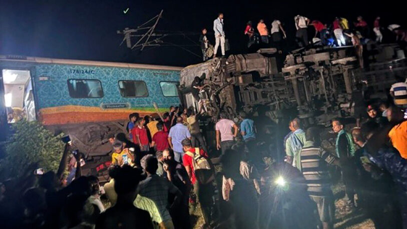 Al menos 120 personas murieron y 850 resultaron heridas en un accidente de tren en India