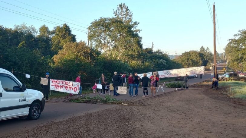 Padres de alumnos del BOP 40 del Paraje Maybau cortaron la ruta en reclamo de un edificio escolar