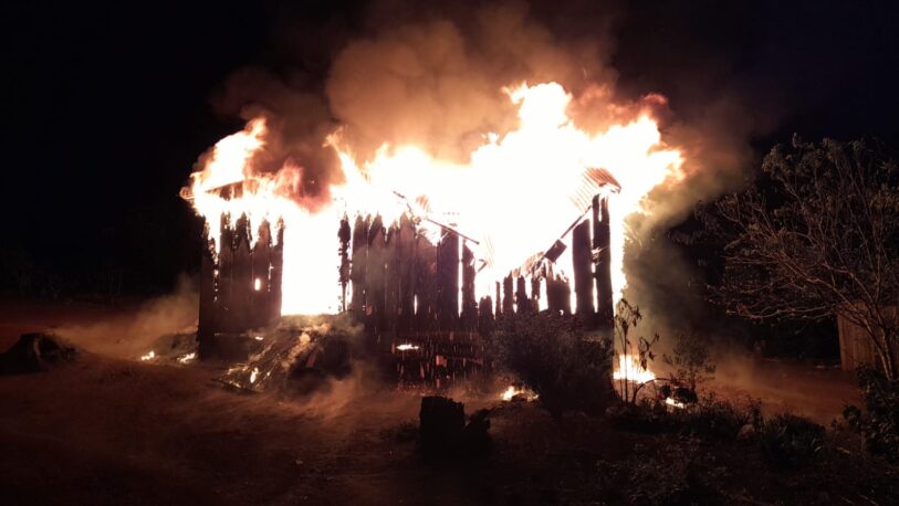 Incendio accidental en vivienda causa daños materiales